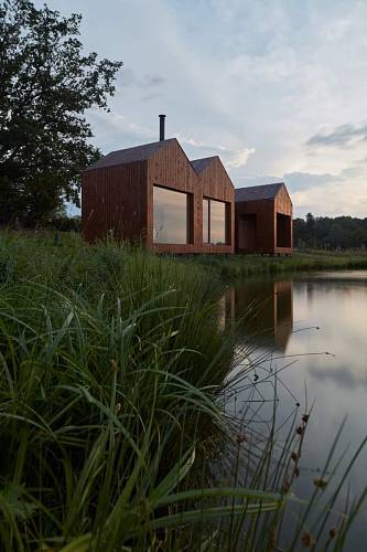 Chata u rybníka / Atelier 111 architekti, Foto: BoysPlayNice