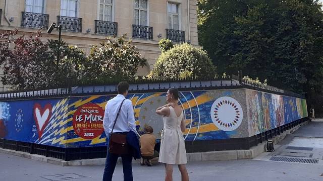 Streetartovou výstavu najdete na plotě našeho velvyslanectví v Paříži.