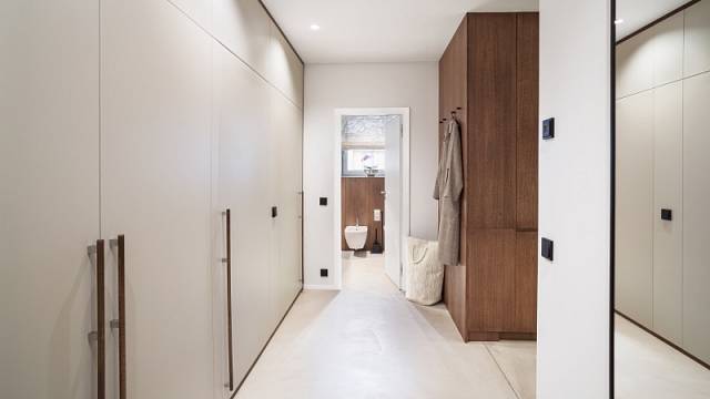 Podlahová stěrka použitá v celém bytě je celistvá, což krásně sjednocuje prostor.