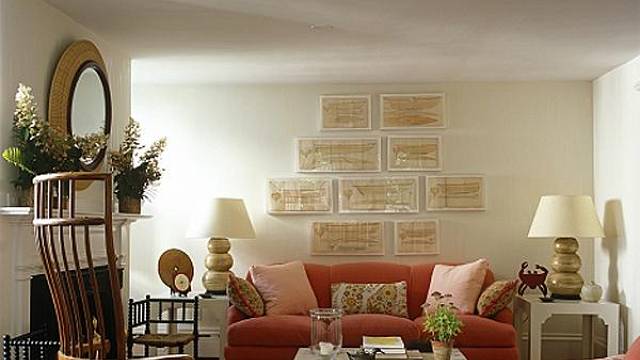 Starožitnosti a moderní nábytek vytváří příjemný obývací pokoj.
