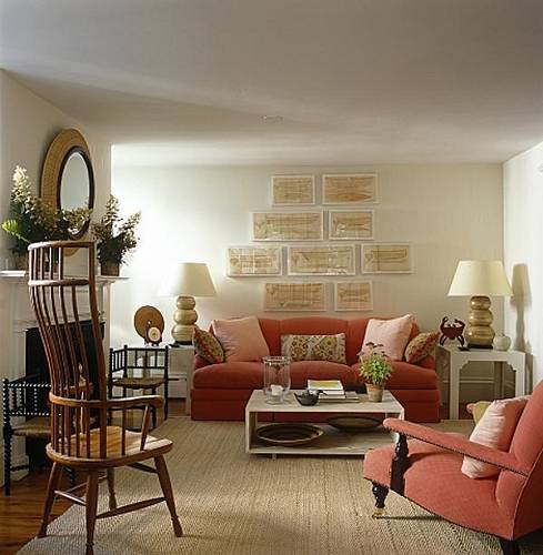 Starožitnosti a moderní nábytek vytváří příjemný obývací pokoj.