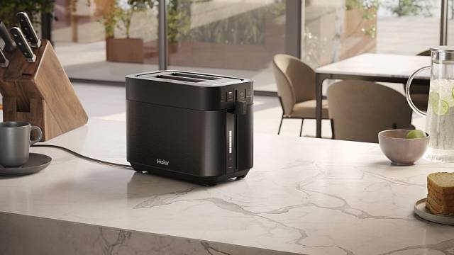 Absolutní novinkou v Evropě je uvedení drobných spotřebičů Haier řady KSDA Series 5, včetně toastovače. V elegantní černé barvě.