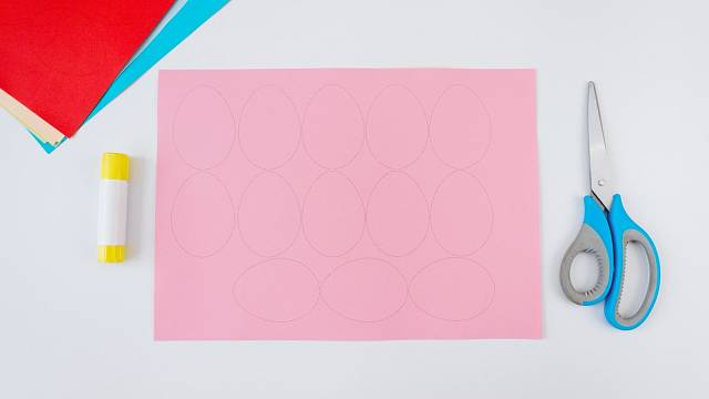 Vezměte barevné papíry a obkreslete na ně tvar vajíčka.
