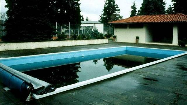 Premiér Lubomír Štrougal si jeden bazén nechal postavit na zahradě a druhý, menší, v podsklepení vily. Ten vyšel na 350 tisíc rakouských šilinků.
