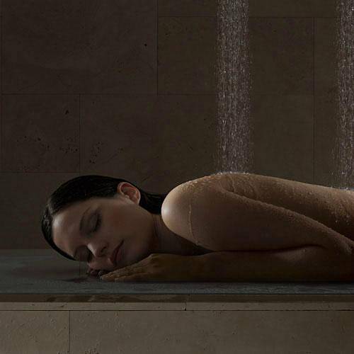Tím, že horizontální sprcha člověka donutí, aby si lehl, ho přiměje, aby zpomalil a moment masáže teplým proudem vody si intenzivně užil.