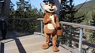 Během velikonoční soboty a neděle vás na stezce v Krkonoších bude bavit i zdejší maskot, veverčák Emil.