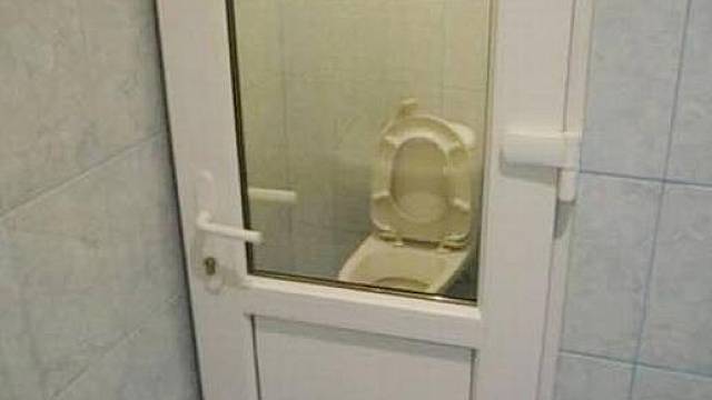 A zase jedny dveře: tenkrát se otevírají na správnou stranu, ale proč jsou průhledné? Toaleta má poskytovat svému uživateli soukromí – je to ostatně jedno z mála míst, kde ho dnes ještě člověk najde.
