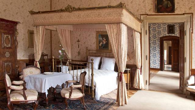 Ložnice pro hosty si zahrála také ve filmu Poslední aristokratka.