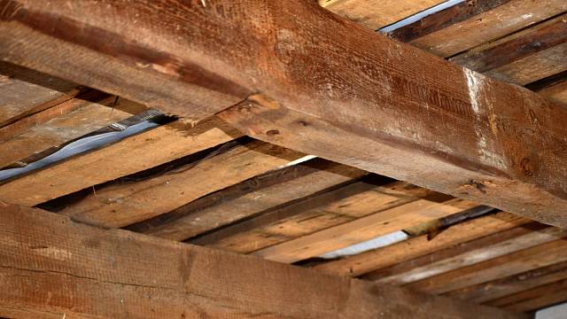 Problémy s dřevěnými trámovými stropy mohou být různé, protože je důležité, co je položeno na horní straně stropu.