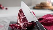 Zwilling Four Star kuchařský nůž má kovanou čepel z nerez oceli tvrzenou mrazem a bezspárovou syntetickou ergonomickou rukojeť, cena, díky čemuž jej délka je 20 cm, cena 3010 Kč.