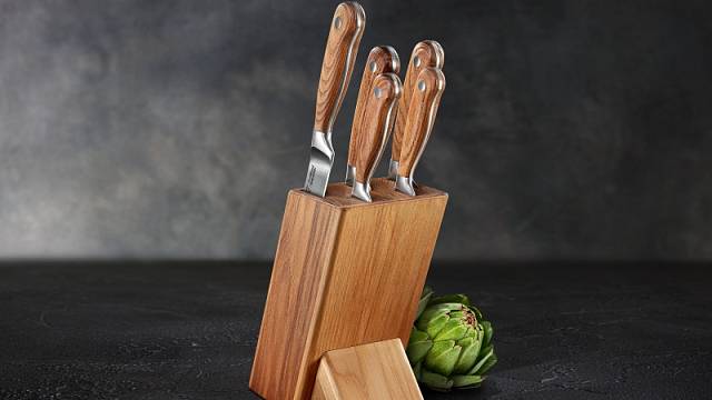 Do stojánku patří také kuchařské nože Feelwood, mají kované čepele z nerezavějící nožířské oceli a rukojeti z tvrzeného jasanu, například cena nože s čepelí dlouhou 18 cm je 619 Kč.