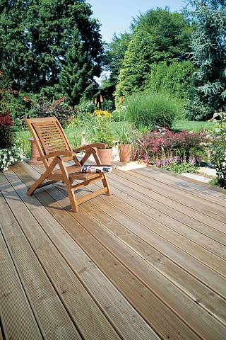Dřevo na terase ale také vyžaduje pravidelnou péči, proto výběru druhu dřeva věnujte patřičnou pozornost.