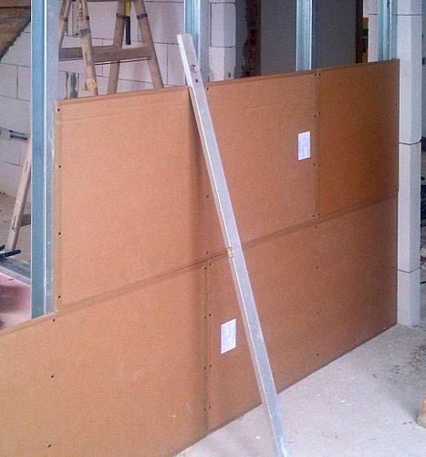 Izolaci stěn je možné provést přímo na stávající povrch nebo na předem připravený rošt. Ve stěně lze provést veškeré elektrické rozvody a instalace.