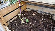 Kompost v kombinaci s dřevěným popelem tvoří výborné hnojivo plné prospěšných minerálních látek.