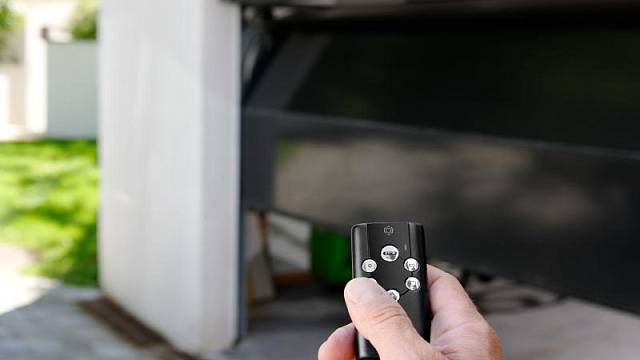 Dálkový ovladač pro sekvenční ovládání vjezdových bran a garáží. Možnost ovládat čtyři různá zařízení. 