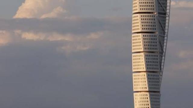 Tento netradiční mrakodrap navržený španělským architektem Santiagem Calatravou se skládá z devíti nepravidelných částí, které se směrem vzhůru vždy o několik stupňů natáčí po směru hodinových ručiček. Výsledkem je rozdíl v natočení mezi první a posled...