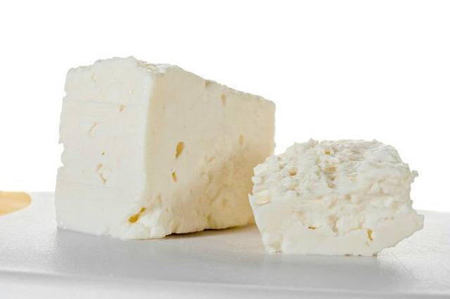 Feta je tradiční pastýřský sýr, který se obdobným způsobem vyrábí v mnoha zemích ve Středozemí. Řecký sýr feta z ovčího mléka obsahuje 50 % tuku. Má bílé těsto polopevné až měkké konzistence. 