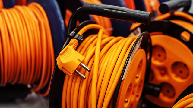 Maximální zatížení svinutého prodlužovacího kabelu bude téměř poloviční než u nenavinutého.