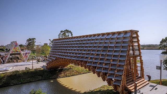 Dřevěný most v Gulou Waterfront