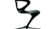 Design židle Callita evokuje klikaté formy japonské kaligrafie, cena 14 808 Kč.