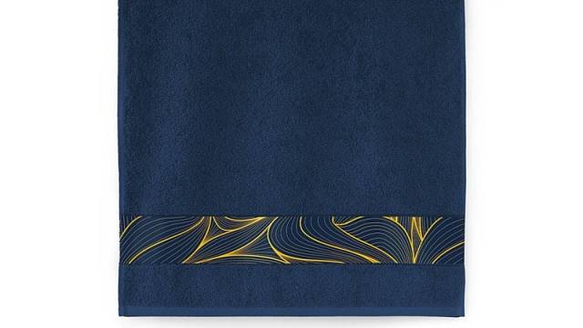 Bordura ručníku Nora evokuje zlaté vlny, cena 290 Kč