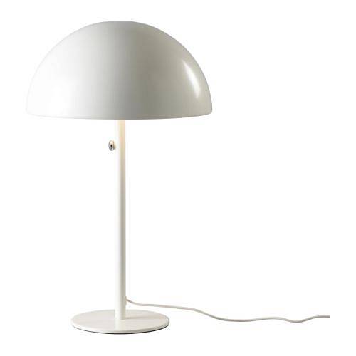 Stojací a stolní lampa BRASA z řady IKEA 365+ mají působivě jednoduchá stínidla z bíle lakovaného kovu, která dobře zapadnou do lapidárně tvarovaného prostoru a svým oblým tvarem ho zjemní. 