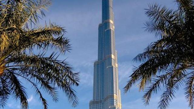 Burj Khalifa si stále drží svou první příčku na pomyslném žebříčku nejvyšších světových budov. A to i v době, kdy se již staví několik dalších mrakodrapů, které mají ambice tento dubajský mrakodrap s výškou 828 metrů a 162 podlažími překonat o dalších ...
