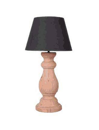 Lampa s robustní soustruženou nohou a textilním širmem si s historickým nábytkem skvěle rozumí. Stolní lampa Maille od firmy Flamant není žádný „drobeček“ - má průměr 38 cm a je vysoká 77 cm (cena k doptání)