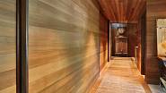 Posuvné dřevěné stěny skrývají kuchyni i ložnici