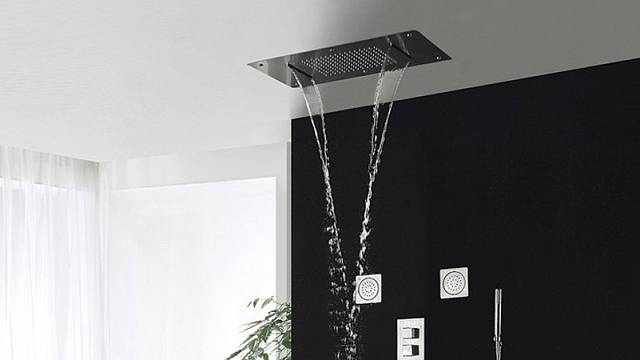 Stropní sprcha určená k instalaci do podhledu má kromě funkce deště také dvě kaskády, rozměry 70 x 38 cm, cena 17 990 Kč.