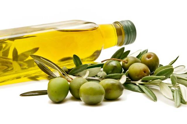 Někdy je mírně trpký a lehce hořký, jindy se vyznačuje ovocnou chutí. Rozdíly vznikají použitím různých odrůd oliv, jejich stupněm zralosti, ale i jakostí půdy, podnebím atd. Olej sytější zelené barvy pochází z nezralých oliv a mívá zpravidla intenzivn...