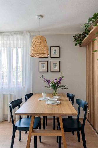 Nová jídelna má stůl od firmy Werdina, židle jsou od osvědčeného výrobce Ton. Stolování ještě více zpříjemní grafiky na stěně.