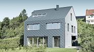 Střecha bez přesahu přímo zvýrazňuje základní tvar domu a ten působí až symbolicky.