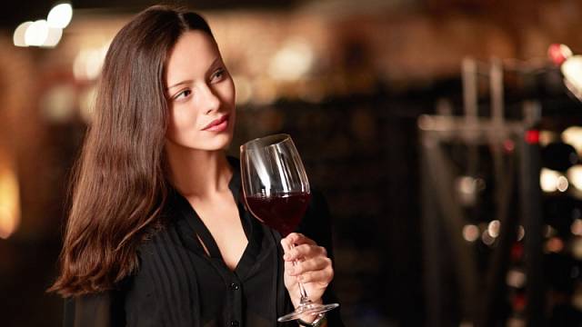 Aby se vínu ve sklípku opravdu dařilo, myslete hlavně na správnou teplotu, vlhkost, tmu a uložen vína.