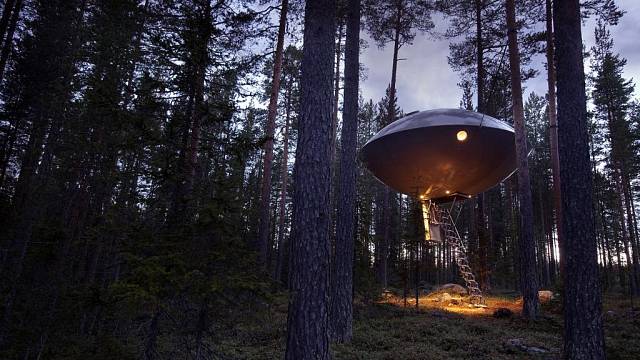 Ve Švédsku postavili hotel pro mimozemšťany. Zřejmě v očekávání brzkého přistání mimozemšťanů postavili ve Švédsku u řeky Lule UFO hotel. Než se zvláštní bytosti dostaví, mohou tam bydlet i lidé a to za ceny od 400 liber za noc. 