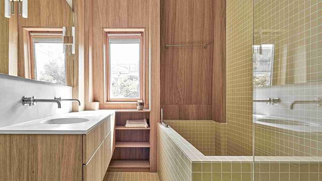 Stěna koupelny je obložena dřevem