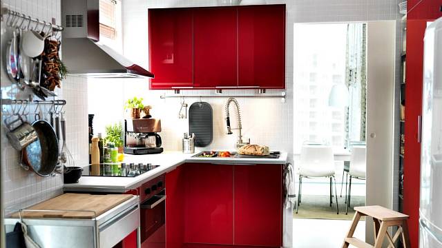 Červená kuchyně nejlépe vynikne na světlém, neutrálním pozadí, kde její jasná barva dokonale zazáří. Podobnou kuchyni s korpusy Faktum a červenými dvířky Abstrakt ve vysokém lesku prodává Ikea (cena dle sestavy). 
