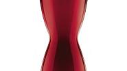 Ve vysokých úzkých a efektně nasvětlených výklencích vynikne dvojice červených váz: širší Florentine je vysoká 26 cm (cena 1 654 Kč), užší Solitaire 25 cm (cena 1 095 Kč) Tvarově příbuzné skleněné vázy z jasně červeného skla prodává www.evasolo.cz ...