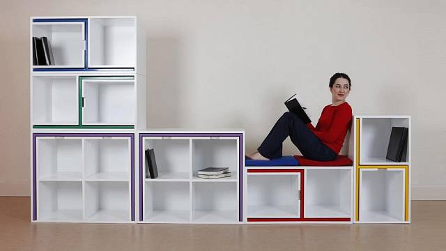 Orla Reynolds vytvořila modulární knihovnu, kde barevné mezikusy jsou vastně schované židle a stolečky