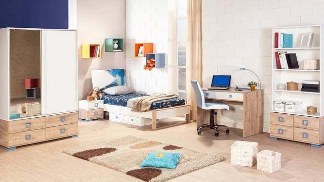 Kombinace světlého dřeva a bílé barvy příjemně prosvětlí místnost, barevné regálky nad postelí působí hravě a vesele.
