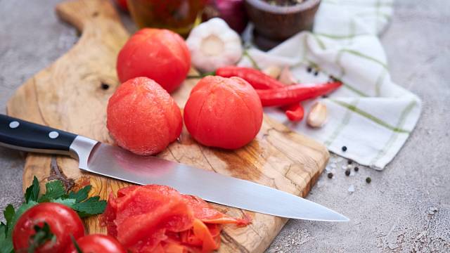 Jak oloupat rajčata? Je to snadné, stačit vám bude voda a nůž.