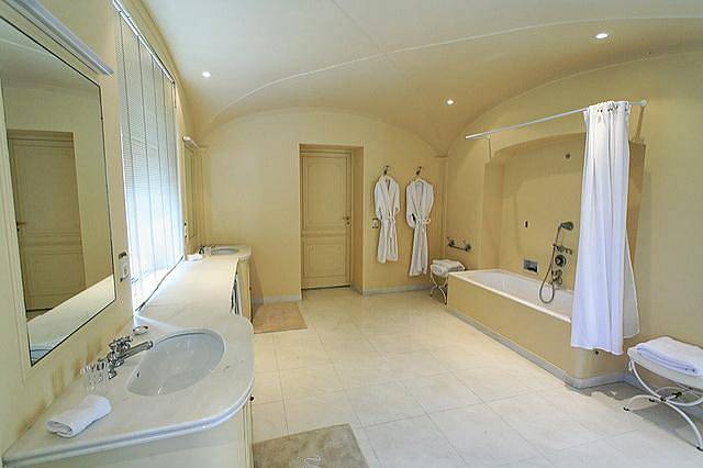 Dům, který si Madonna pronajala na jihu Francie, má prostornou koupelnu.