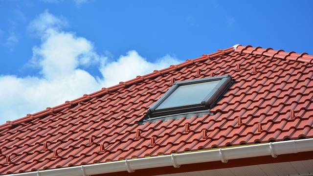 Pokud se při výměně oken rozhodnete opravit i krytinu na šikmé ploše podkroví, pak můžete bez zásahu do konstrukce střechy zvětšit velikost zasklení.