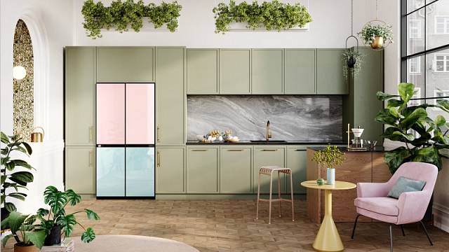 Kuchyňskou linku lze vylepšit pomocí lednice, respektive volitelných předních panelů v různých barvách - koncept Bespoke Home 2022.