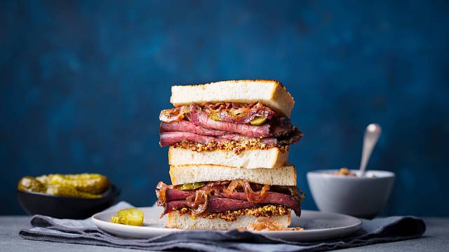 Sendviče nesou jméno britského hraběte ze Sandwiche, který miloval chleby plněné hovězím masem.