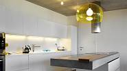 Kuchyně je zařízena moderně v minimalistickém stylu