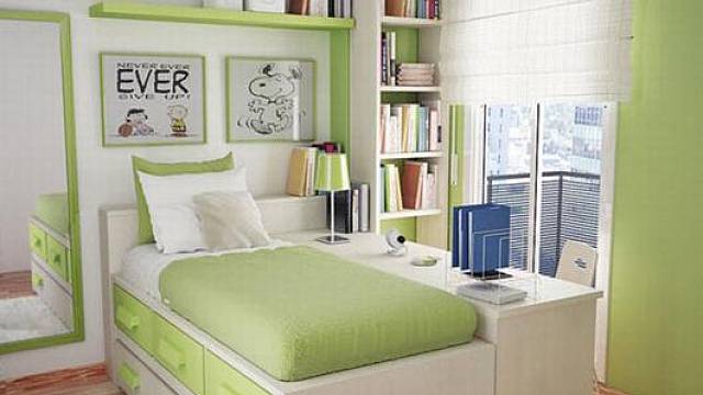 Zvýšená postel znamená místo pro prádelník, připojený stůl pak zmenší potřebný zastavěný prostor.