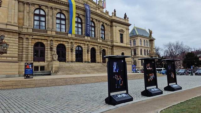 Outdoor foto výstava je instalovaná před pražským Rudolfinem.