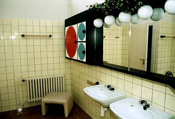 Jedna z koupelen. Kachlíčky z roku 1975, kliky na dveřích zůstaly naštěstí původní.
