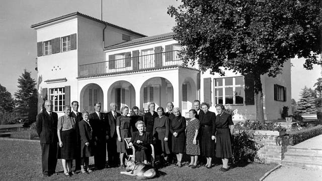 Fotografie s personálem v roce 1948 po smrti Edvarda Beneše